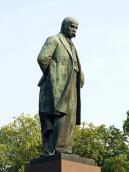 Постать Шевченка у 3/4 з лівого боку